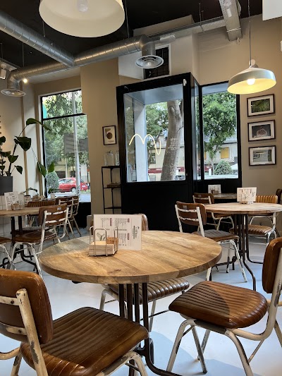 El Café de don Manuel atmosphere