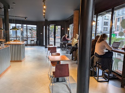Koffie Dealers Beans & Dough atmosphere