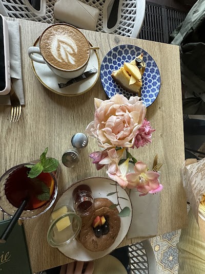 Thalvie Café & Bar atmosphere