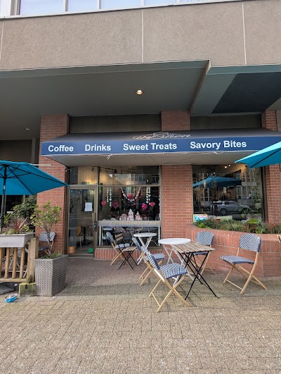inBtwn Cafe atmosphere