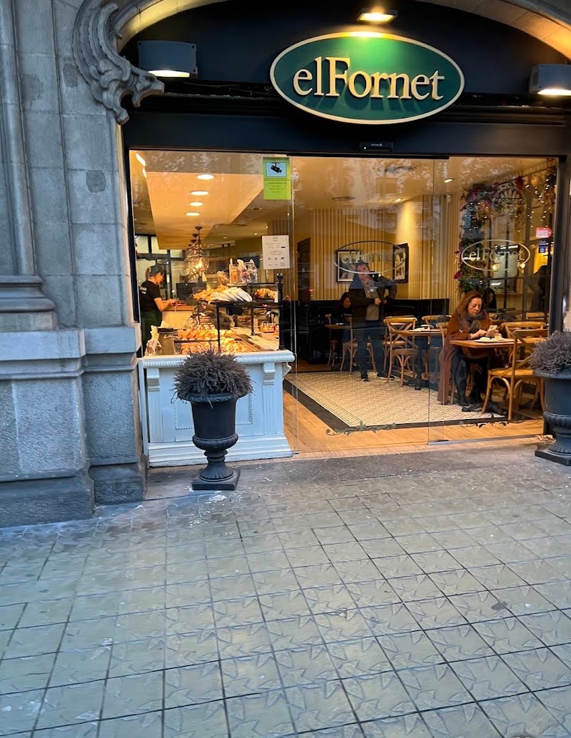 El Fornet - Cafetería en Diagonal 411 atmosphere