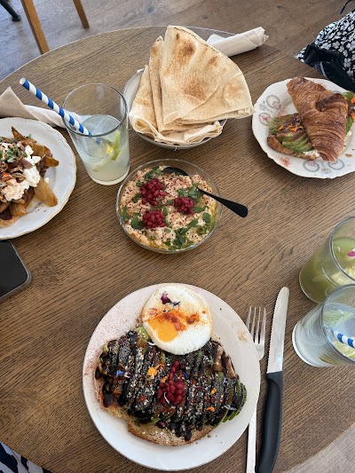 APOTHECA CAFE - BRUNCH - BAR atmosphere