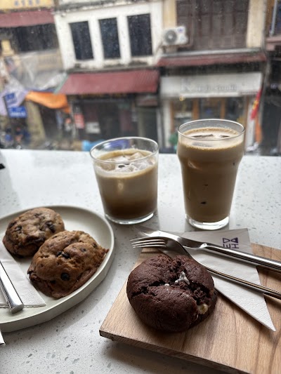 Every Half Coffee Roasters - Phố Chả Cá atmosphere