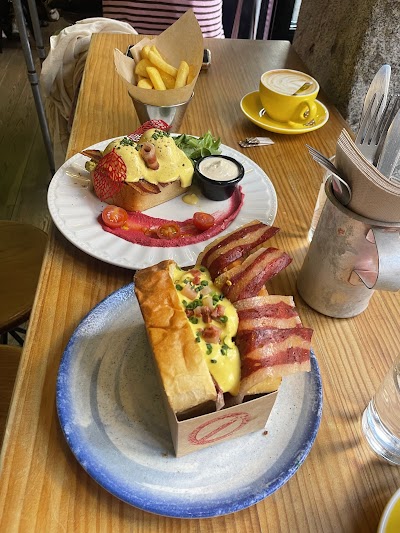 Frutas Prohibidas – Brunch y Café de Especialidad en Madrid atmosphere