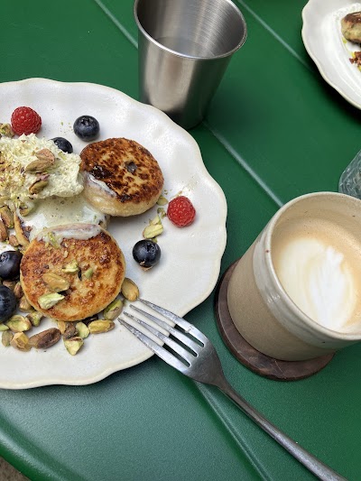 Rosi. Café & more | specialty coffee roasters | brunches & pastries atmosphere