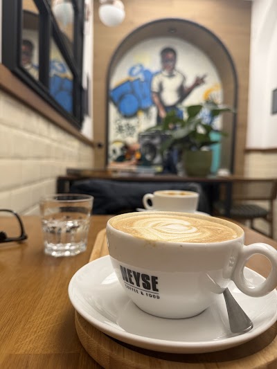 NEYSE Coffee & Food atmosphere