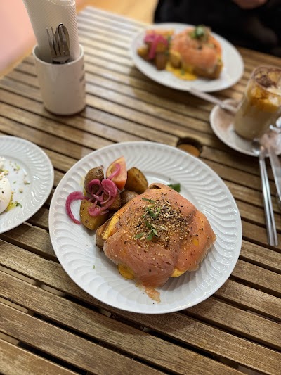 Lola Brunch & Coffee atmosphere
