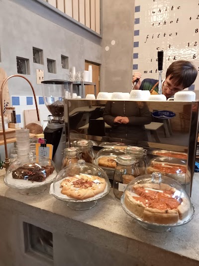 MTRM roast - specialty coffee micro roastery and showroom Budapest atmosphere