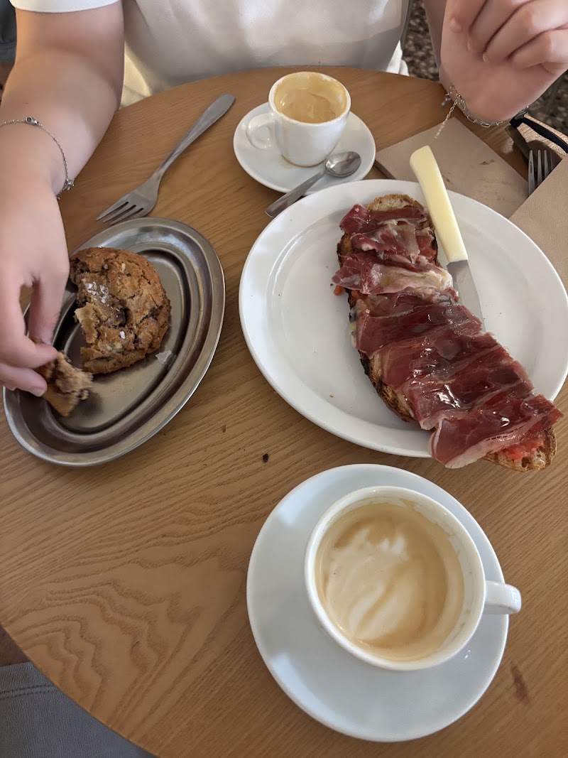 Toma Café Olavide atmosphere