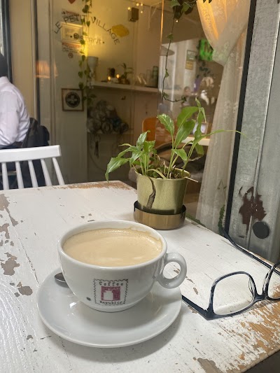 Le Petit Village atmosphere