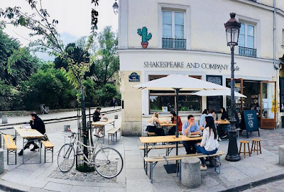 Shakespeare and Company Café atmosphere