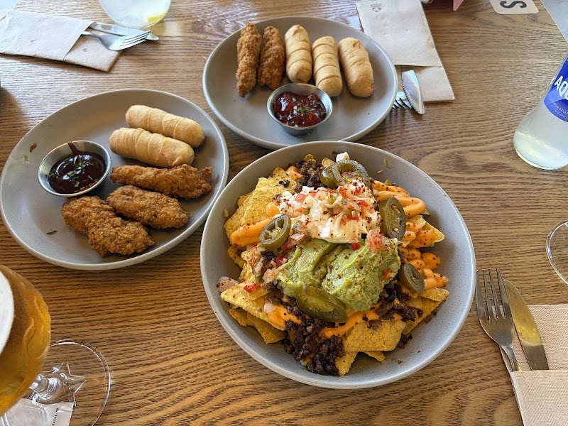 MOMBÚ BRUNCH & BURGER atmosphere
