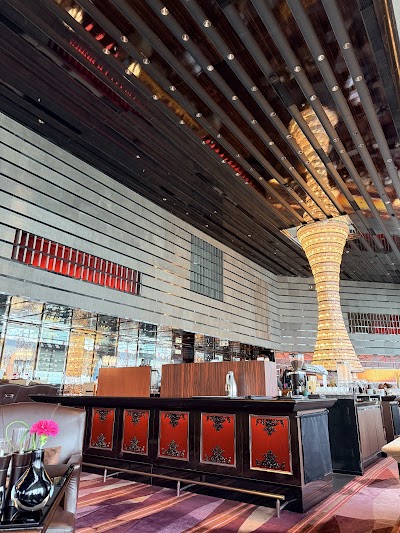 The Lounge & Bar | The Ritz-Carlton, Hong Kong atmosphere