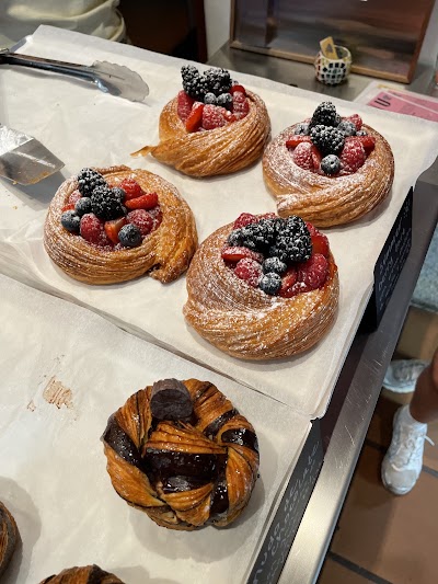 Tova Bakery atmosphere