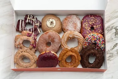 49th Parallel Café & Lucky's Doughnuts - Thurlow atmosphere