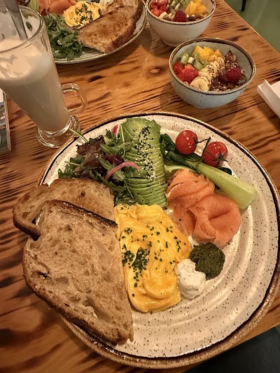 Flora Porto Brunch and Dishes atmosphere