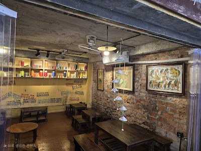 Interior of Hanoi Egg Coffee in Hà Nội 08404