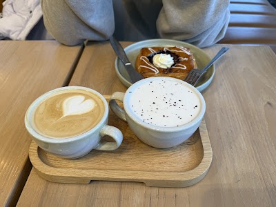 Rosso Coffee Roasters - 17th Ave atmosphere