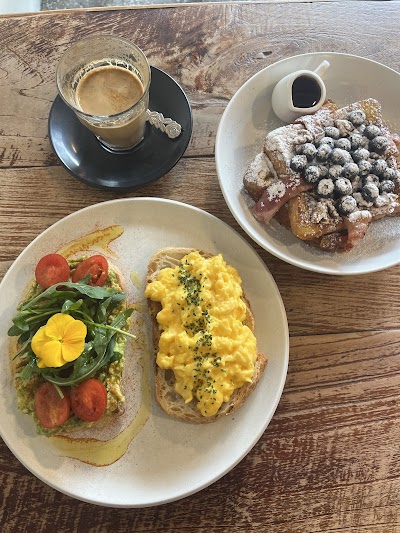 Nosh Brunch atmosphere