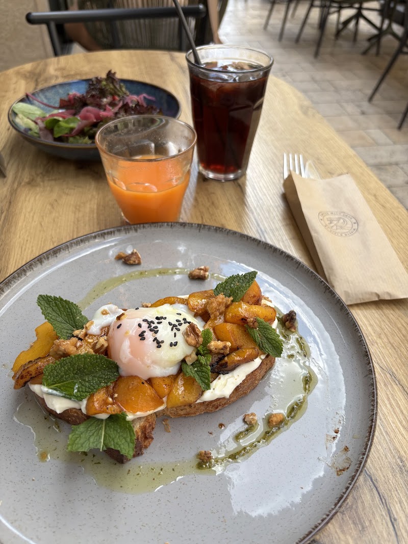 VIVINA'S Café & Roastery - coffee, brunch and more atmosphere