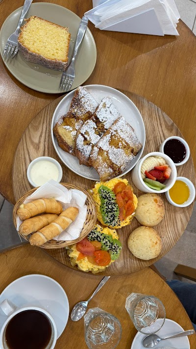 Aromas Brunch & Coffee atmosphere