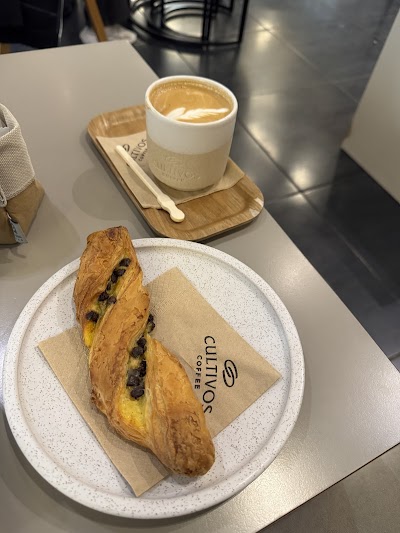 Cultivos coffee Exarchia atmosphere