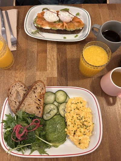 Liberty: brunch, coffee & books atmosphere
