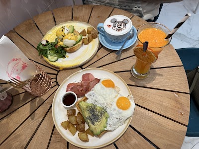 The Garden Brunch Café atmosphere