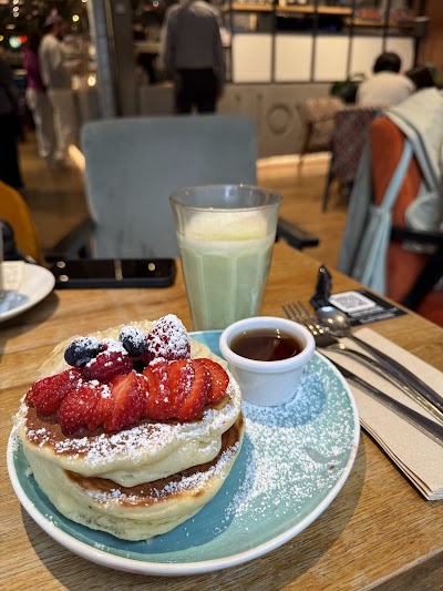 Lloyd Coffee Eatery Louise atmosphere