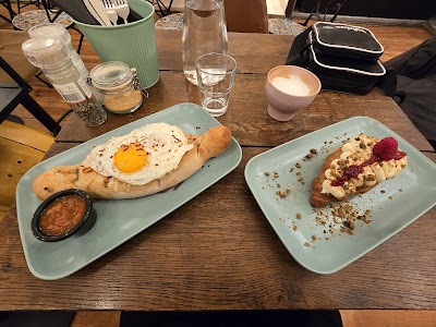 Harmani Coffee & Brunch atmosphere