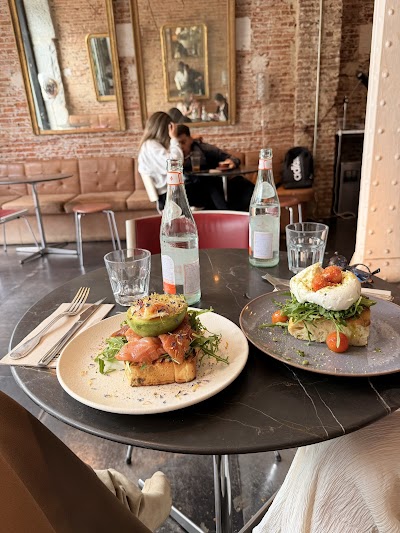Oryen Coffee & Brunch atmosphere