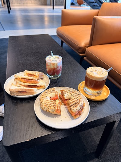 M8 Specialty Coffee atmosphere