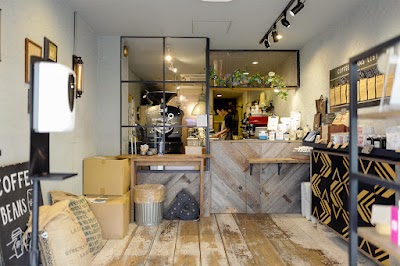 COFFEE AMP THE ROASTER atmosphere