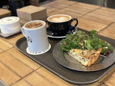 TWATUTIAN Coffee & Co. atmosphere