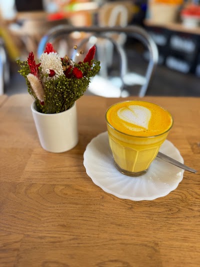 PENTAGON - Specialty coffee / Vegetarian food / Natural wine / Affordable art atmosphere