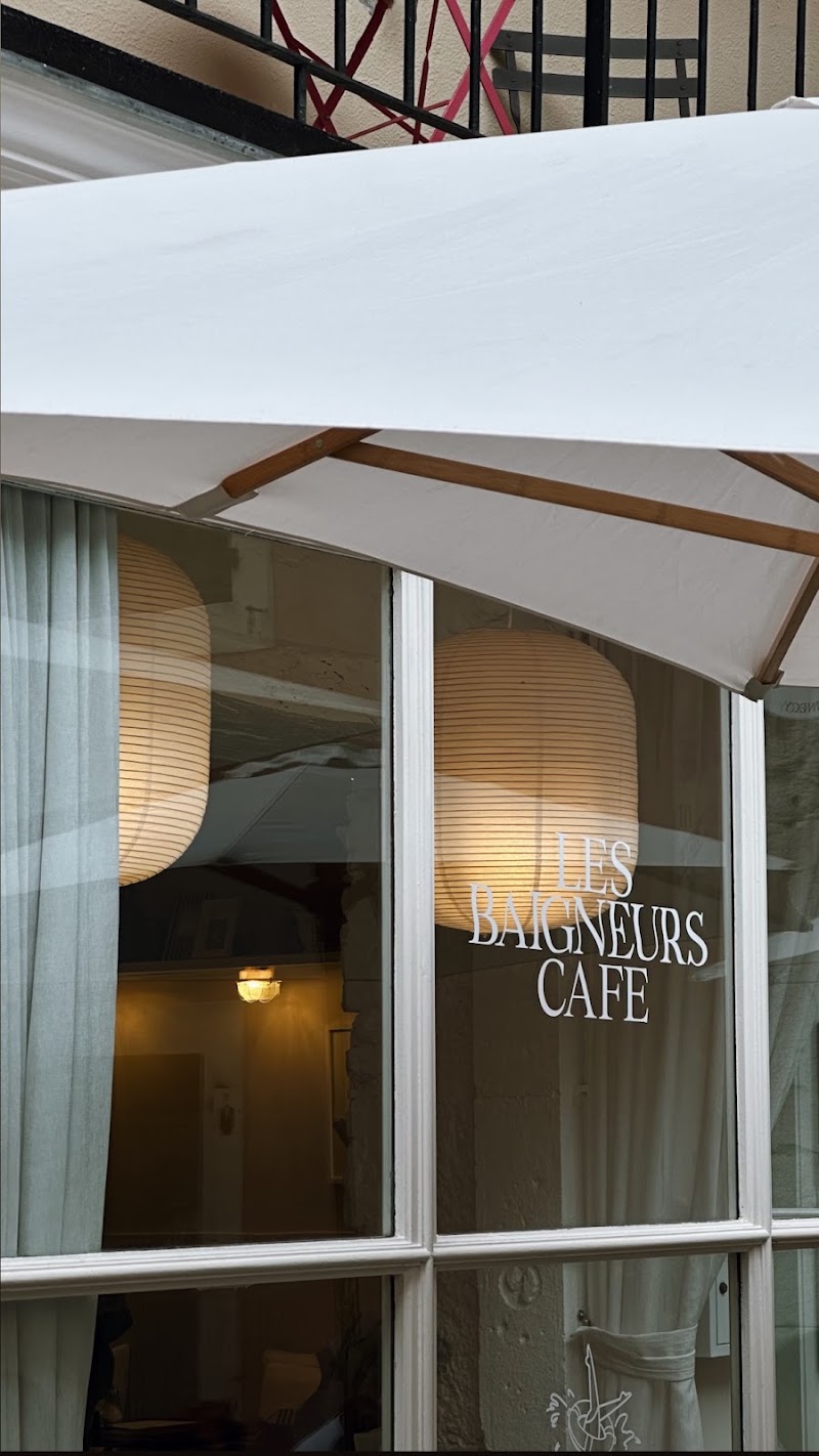 Les baigneurs café in 2 Pass. des Bains
