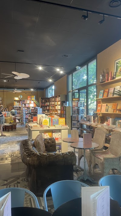 Scarlett Grande Librairie Tropezienne coffee