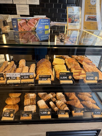 VIVARI Coffee & Bakery atmosphere