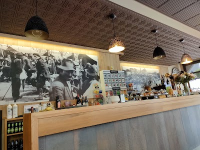 Cafe Bar Salon atmosphere