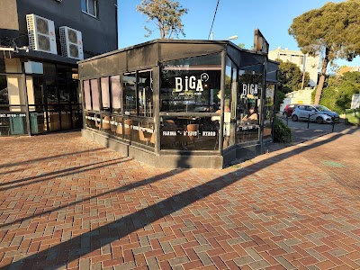Biga Ziv Center atmosphere