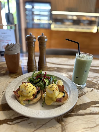 RAW CAFE CANGGU atmosphere