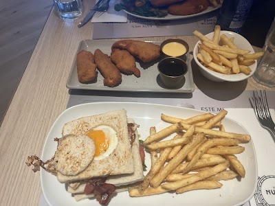 Las Nubes Café Pozuelo atmosphere