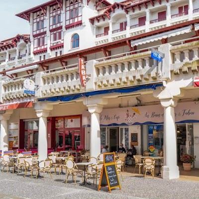 Au Bain De Mer Cafe Tabac atmosphere