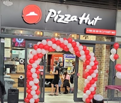Pizza Hat atmosphere