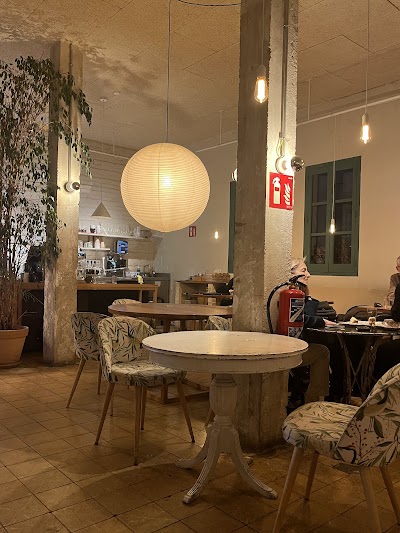 Urraca café atmosphere