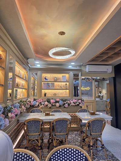 Enchante Bistro & Cafe atmosphere