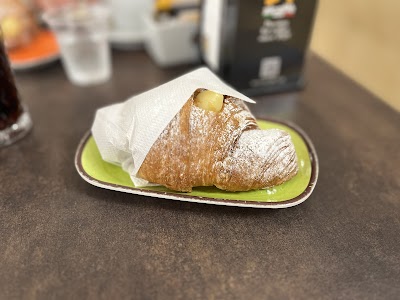 Cafe Joli atmosphere