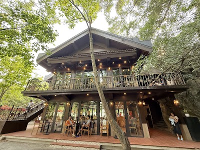 Highlands Coffee atmosphere