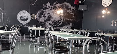 Cafetería Well's atmosphere