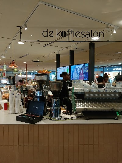 de koffiesalon arrivals atmosphere